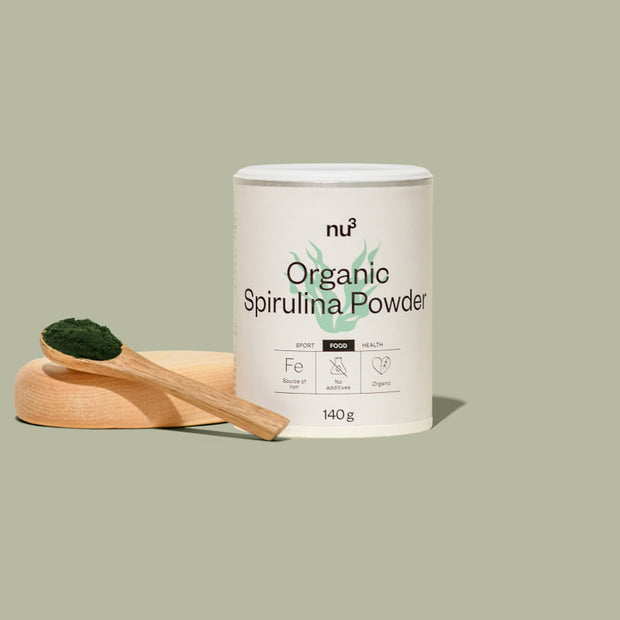 Femme se faisant un shake de spiruline