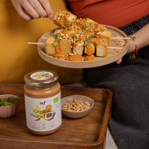 Brochettes de tofu avec sauce saté aux cacahuètes