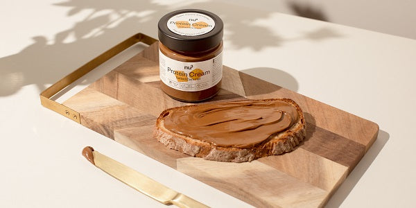 nu3 Protein Cream Salted Caramel sur une tranche de pain