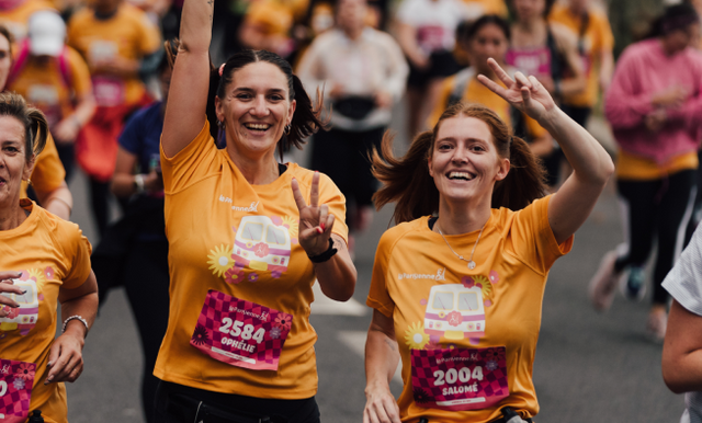 Femmes qui courent et qui se réjouissent