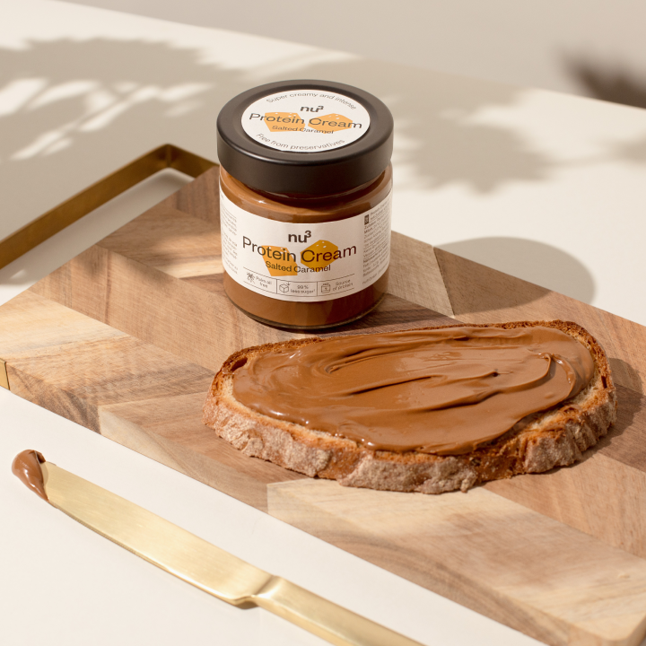 Une tartine avec de la crème protéinée