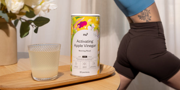 Boîte nu3 Activating1 Apple Vinegar & Femme à l'arrière-plan