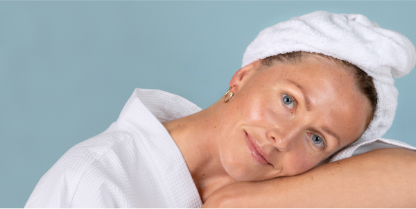 Femme avec une belle peau grâce aux compléments beauté nu3