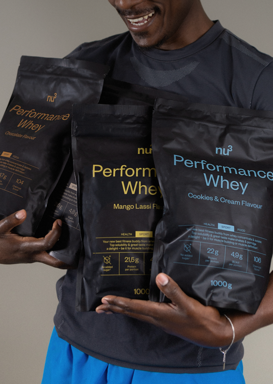 Homme avec plusieurs packs de nu3 Performance Whey