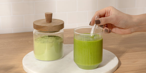 Verre de jus à la poudre d'herbe d'orge nu3
