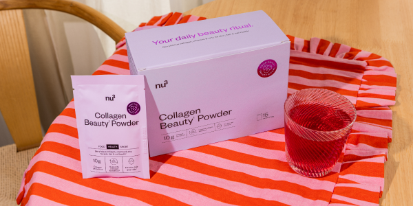nu3 Collagen Beauty Powder sur une table et un verre