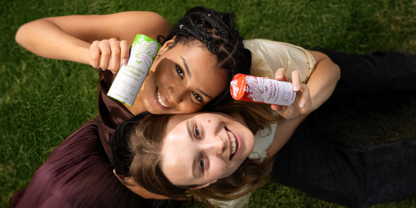 Deux femmes dans un pré, tenant dans leurs mains nu3 Hydro Glow Collagen