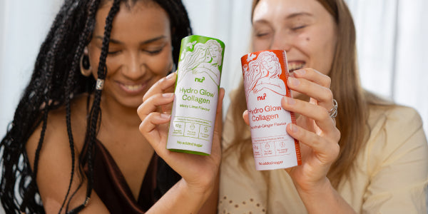 Deux femmes à l'arrière-plan tiennent une boisson nu3 Hydro Glow Collagen Drink dans leurs mains.