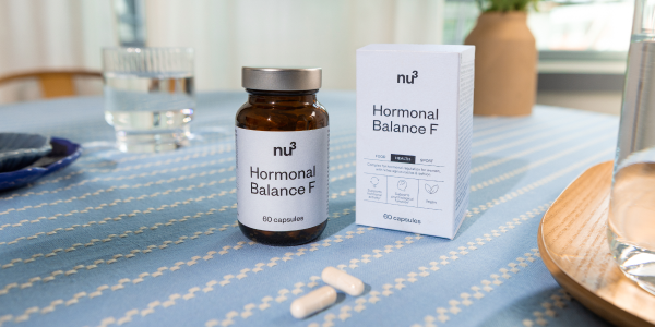 nu3 Hormonal Balance F sur une table avec nappe bleue