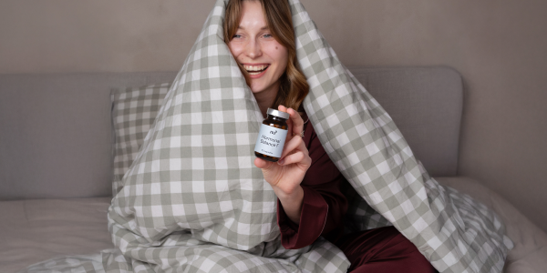 Femme qui rit sous la couette